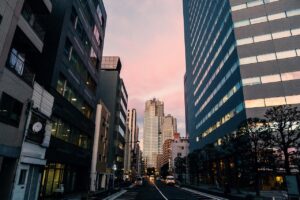 東京で姿勢矯正を受けられる夜遅くまで営業している場所は？
